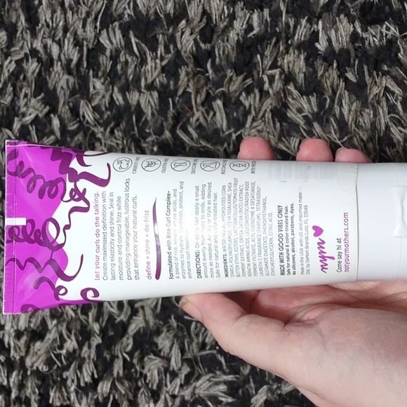 Defining curl cream - Picture 3 of 5